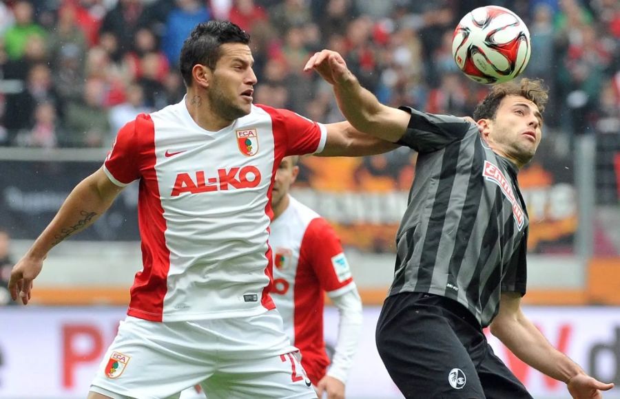 Raúl Bobadilla im Dress des FC Augsburg gegen Freiburgs Admir Mehmedi im Jahr 2014.