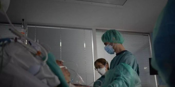 Gesundheitspersonal behandelt auf der Intensivstation eines Krankenhauses in Spanien einen Patienten. Foto: David Zorrakino/EUROPA PRESS/dpa Gesundheitspersonal