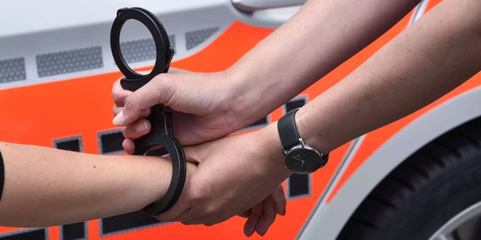 Eine Person wird festgenommen. (Symbolbild) Mutmassliche Fahrzeugeinbrecher und Velodiebe festgenommen