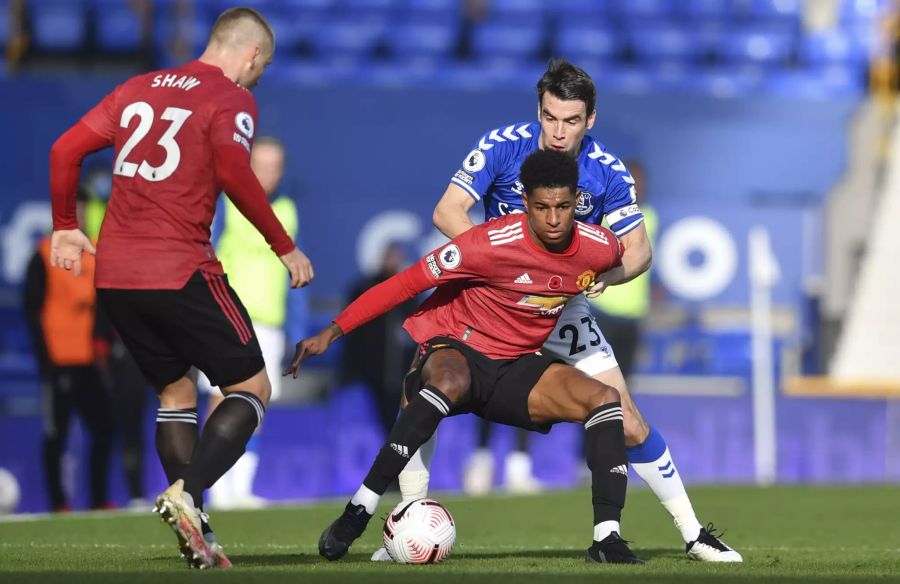 Marcus Rashford behauptet den Ball gegen Everton-Captain Seamus Coleman.