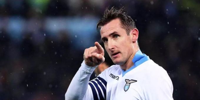 Trug lange das Trikot von Lazio Rom: Bayern-Co-Trainer Miroslav Klose. Foto: Alessandro Di Meo/ANSA/dpa