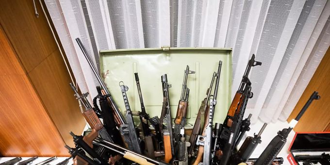 Beschlagnahmte Waffen werden im Rahmen einer Pressekonferenz der Landespolizeidirektion Wien gezeigt. Foto: Georg Hochmuth/APA/dpa Beschlagnahmte Waffen werden im Rahmen einer Pressekonferenz der Landespolizeidirektion Wien gezeigt. Foto: Georg Hochmuth/APA/dpa