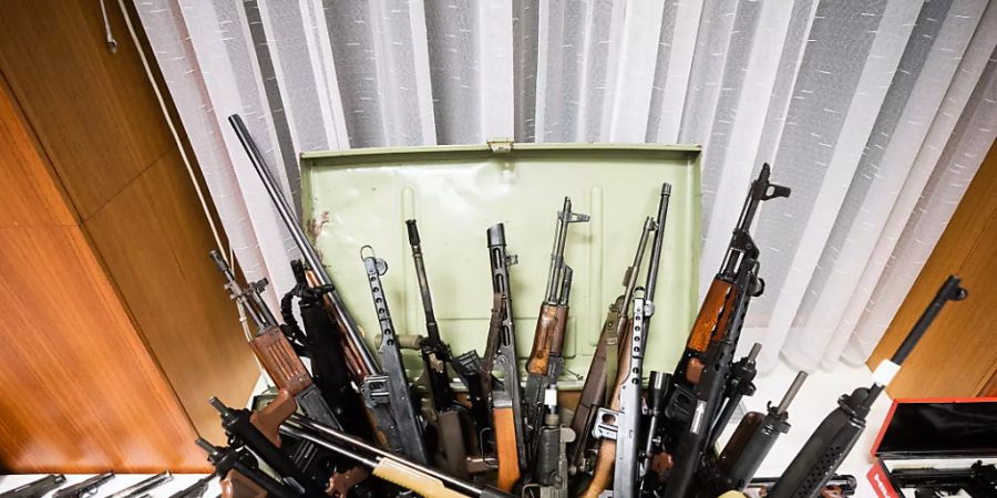 Beschlagnahmte Waffen werden im Rahmen einer Pressekonferenz der Landespolizeidirektion Wien gezeigt. Foto: Georg Hochmuth/APA/dpa