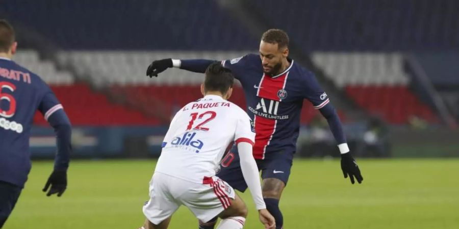 PSG-Superstar Neymar (r) im Duell mit Lyons Lucas Paqueta. Foto: Thibault Camus/AP/dpa