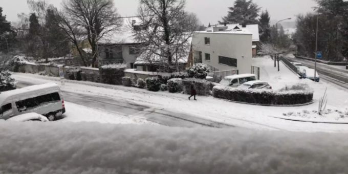 Ein verschneites Quartier in Urdorf ZH. Schnee