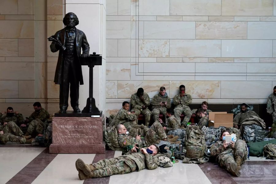 Soldaten warten im Besucherzentrum des US-Kapitol und liegen neben dem Denkmal von Frederick Douglass.