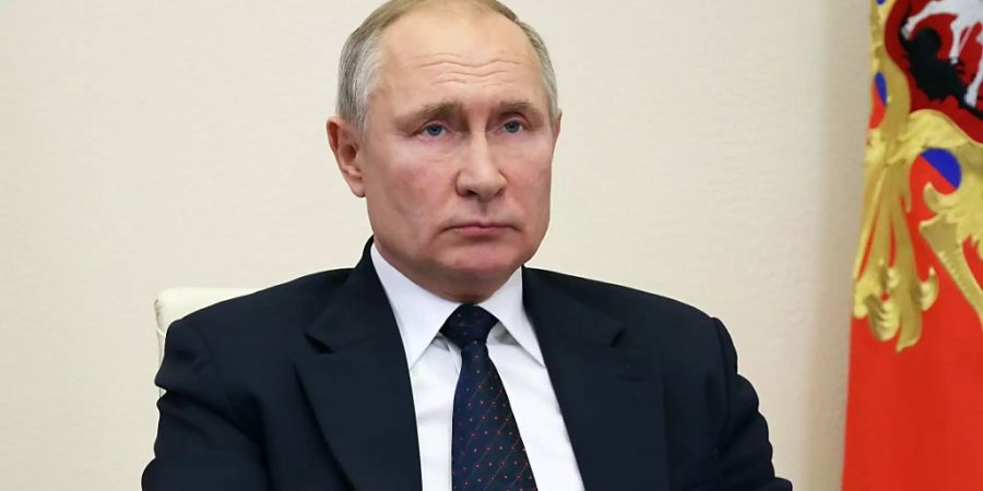 HANDOUT - Wladimir Putin, Präsident von Russland, nimmt in seiner Residenz Nowo-Ogarjowo per Videokonferenz an einem Treffen teil. Foto: Mikhail Klimentyev/Pool Sputnik Kremlin/AP/dpa - ACHTUNG: Nur zur redaktionellen Verwendung und nur mit vollständiger Nennung des vorstehenden Credits