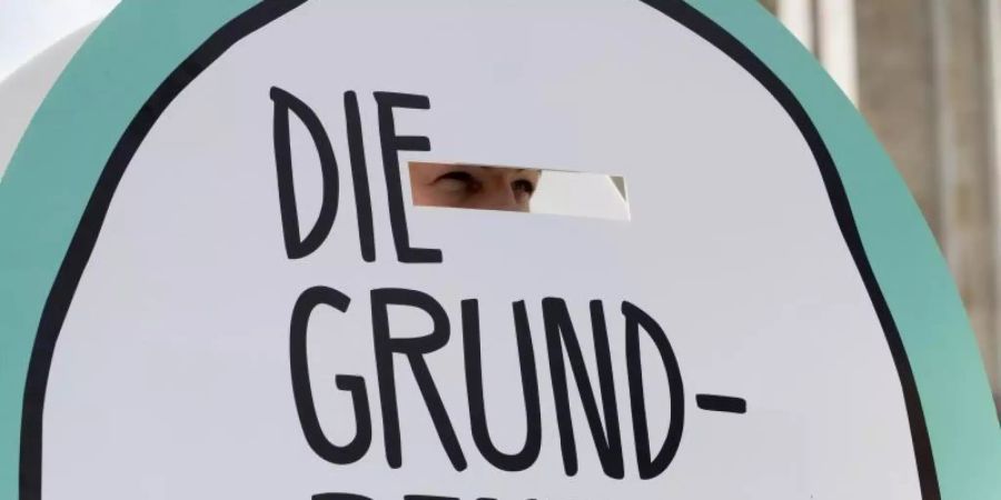 Der Schriftzug «Die Grundrente» ist auf einem Schild zu lesen. Rund 1,3 Millionen Menschen mit kleiner Rente bekommen einen Aufschlag. Foto: Christoph Soeder/dpa