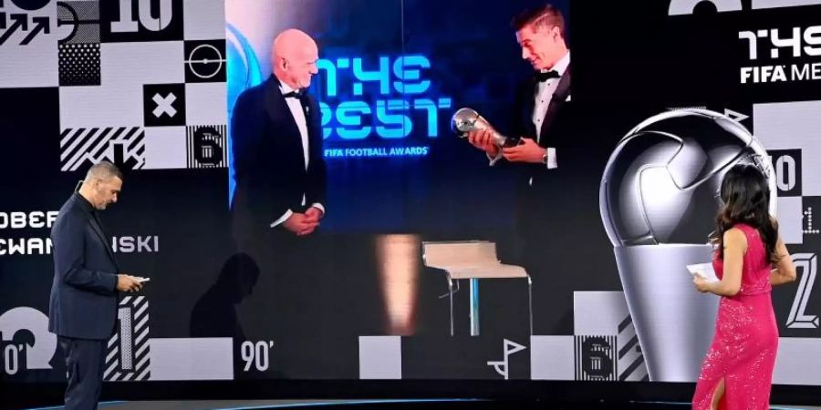 Bei der Online-Gala bekam Robert Lewandowski vom FIFA-Präsidenten Gianni Infantino die Weltfussballer-Trophäe. Foto: Valeriano Di Domenico/POOL FIFA/Getty/dpa