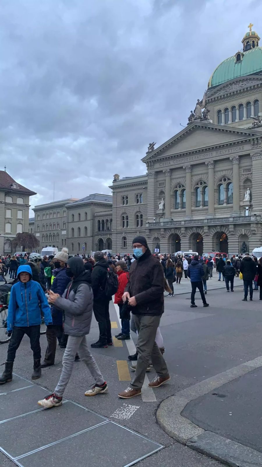 Über 100 Menschen versammelten sich am 19.12.2020 auf dem Bundesplatz in Bern.