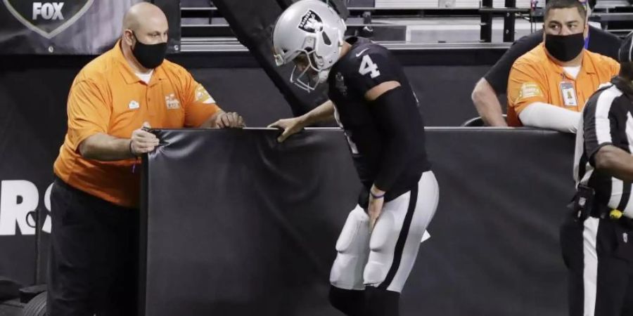 Raiders-Quarterback Derek Carr verletzte sich an der Leiste. Foto: Isaac Brekken/AP/dpa