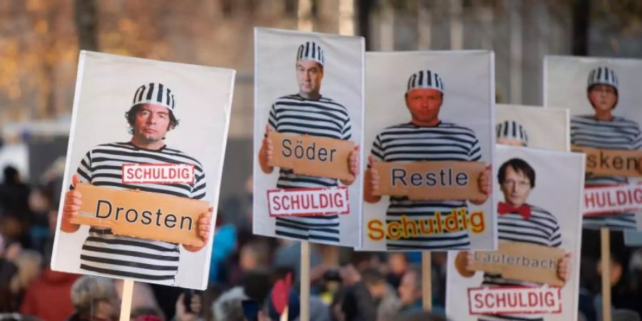 Demonstrationsteilnehmer der Initiative „Querdenken“ in Leipzig. Die Zahl der Menschen, bei denen Forscher eine «Verschwörungsmentalität» erkannten, stieg 2020 wieder an. Foto: Sebastian Kahnert/dpa-Zentralbild/dpa