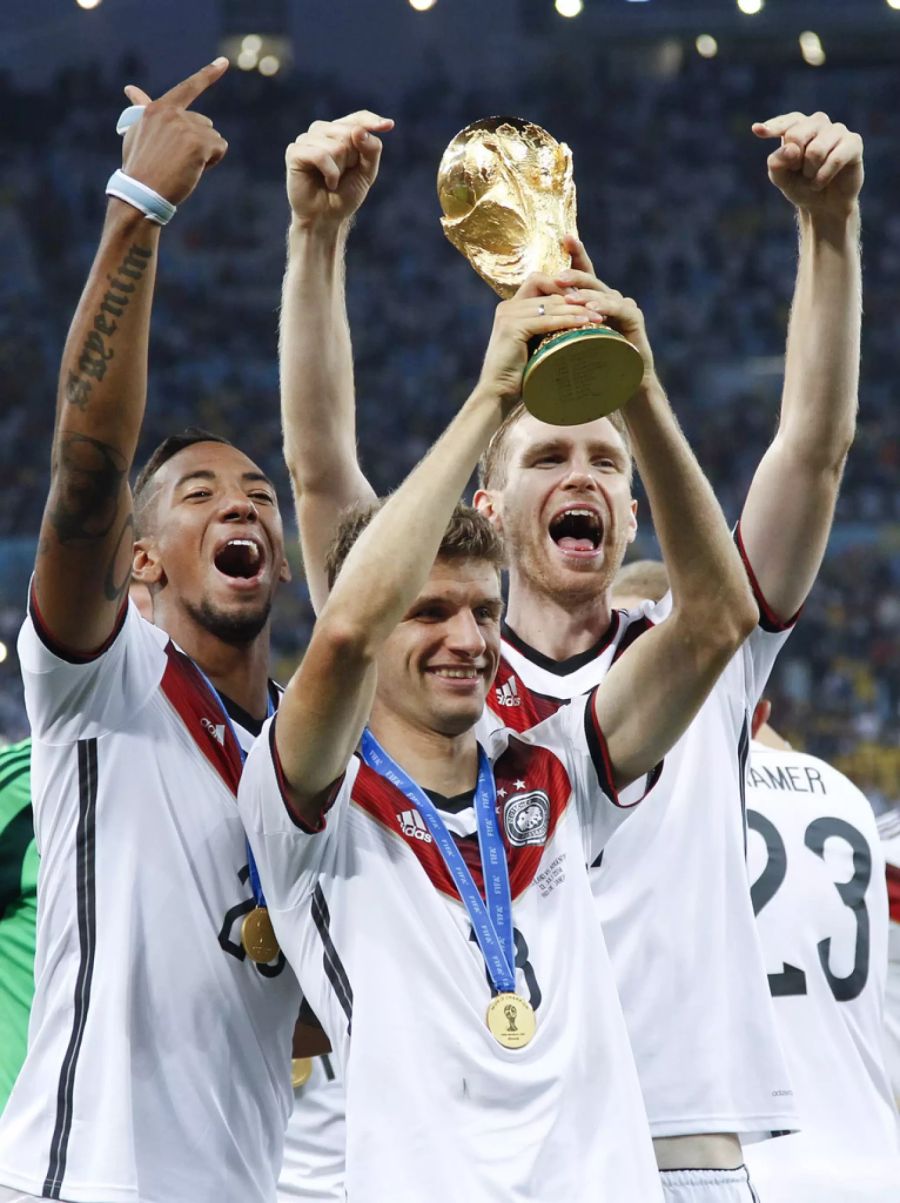 Thomas Müller stemmt 2014 den WM-Pokal in die Luft.