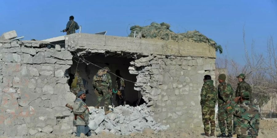 Afghanische Sicherheitskräfte am Schauplatz eines Bombenanschlags