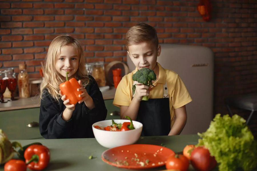 Kinder essen Gemüse