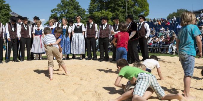 Kinder schwingen miteinander waehrend des Festaktes am 105. Zürcher Kantonal-Schwingfest. (Archivbild) Zürcher Kantonal-Schwingfest