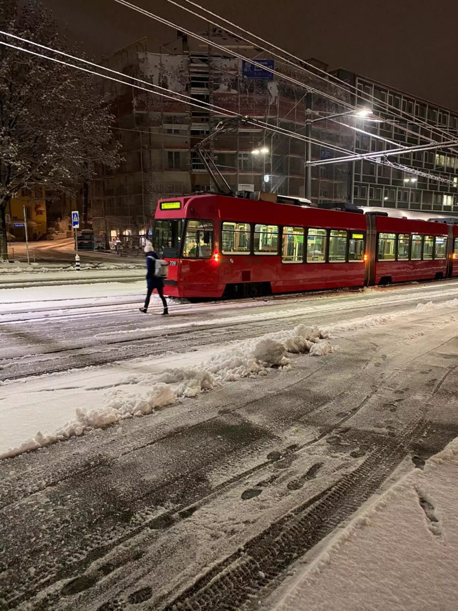 Ein Tram von Bernmobil fährt über die voll geschneite Strasse.