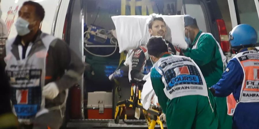 Romain Grosjean (Haas F1) wird nach seinem Unfall beim Bahrain-GP der Formel 1 in einen Krankenwagen geladen.