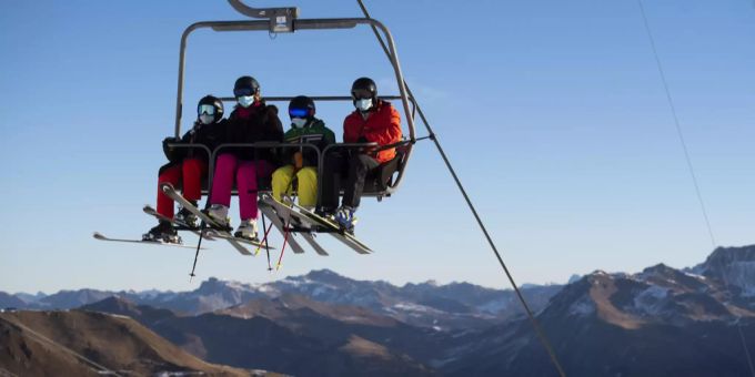 Skifahrer mit Schutzmaske gegen Corona, aufgenommen am Sonntag, 29. November 2020, beim «Hoernli» in Arosa. Coronavirus Ski
