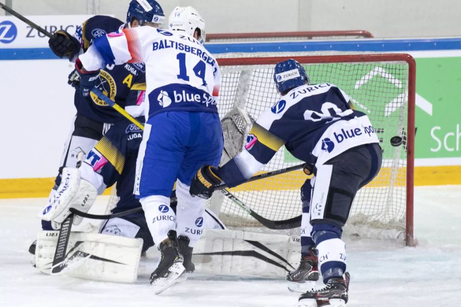 Chris Baltisberger (Nr. 14) trifft für den ZSC zum 1:0.