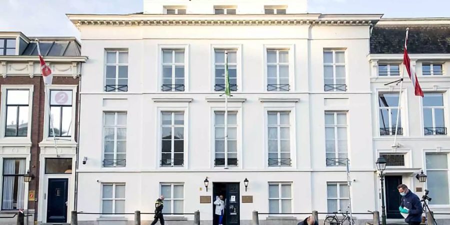Die Polizei untersucht vor der Botschaft von Saudi-Arabien in Den Haag, nachdem mehrere Schüsse auf die Botschaft abgegeben worden sind. Zu den Hintergründen oder zu mutmasslichen Tätern gab es zunächst keine Informationen. Foto: Sem Van Der Wal/ANP/dpa