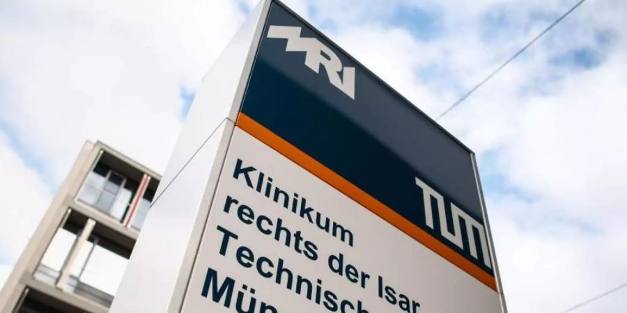 Der Schriftzug «Klinikum rechts der Isar - Technische Universität München» ist an einem Gebäude des Klinikums zu sehen. Es wird aktuell wegen drei Mordversuchen gegen einen Münchner Krankenpfleger ermittelt. Foto: Matthias Balk/dpa