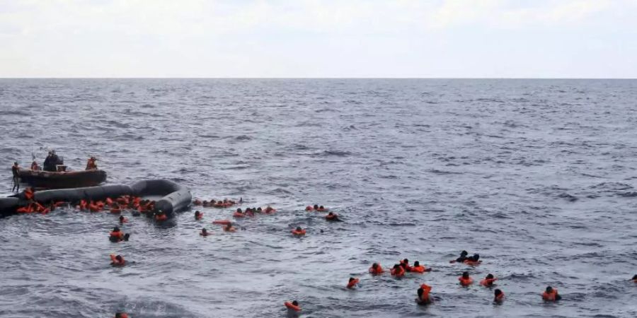 Beim Untergang eines Bootes mit Flüchtlingen vor der Küste Libyens sind mindestens 74 Menschen ertrunken. Foto: Sergi Camara/AP/dpa