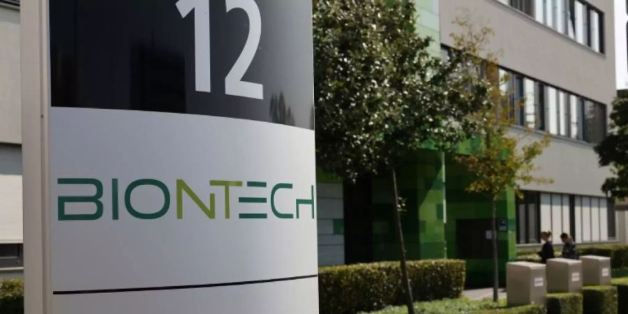 Biontech-Namen vor Firmensitz in Mainz