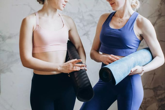 Diese Übungen zählen zu den effizientesten Methoden, um Haltungsfehler wieder zu korrigieren. Zwei Frauen beim Yoga.