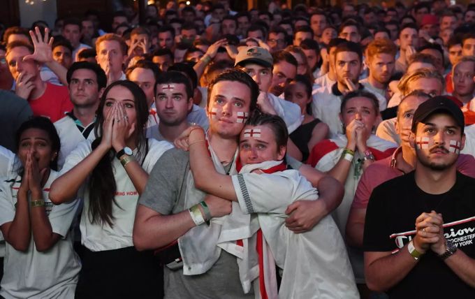 Gibt es im Sommer wieder solche Bilder aus Fanzonen? Hier litten englische Fans während der WM 2018 mit ihrer Mannschaft. Fans EM Coronavirus