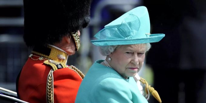 Queen Elizabeth muss sich bereits mit dem nächsten Skandal herumschlagen. Queen Elizabeth
