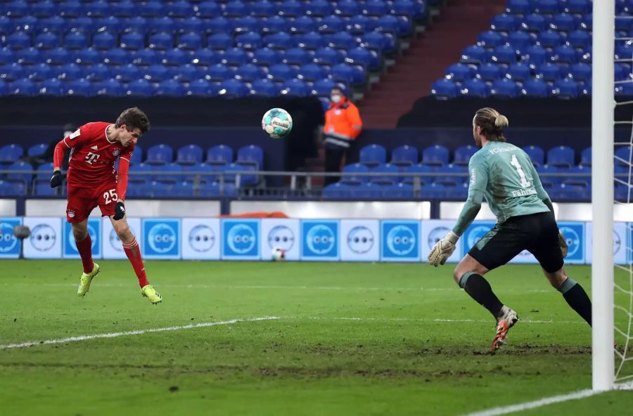 Thomas Müller steht nach einer halben Stunde völlig frei – und köpft die Münchner in Front.