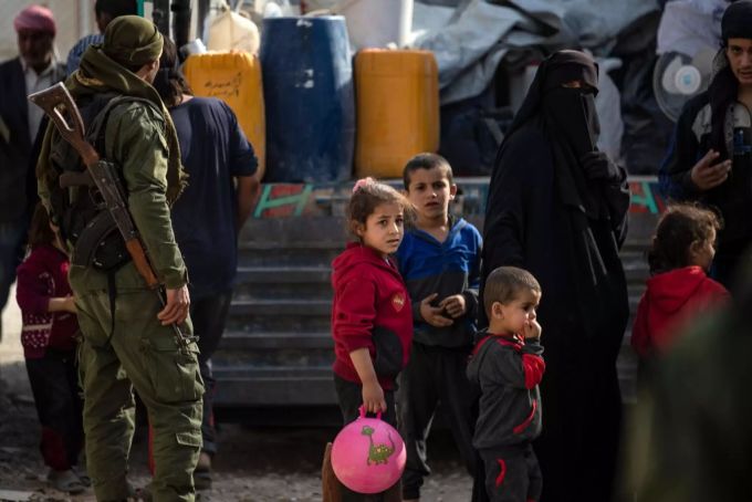 Ein bewaffneter Mann steht im syrischen Flüchtlingslager Al-Hol Wache. Flüchtlingslager syrien al-hol