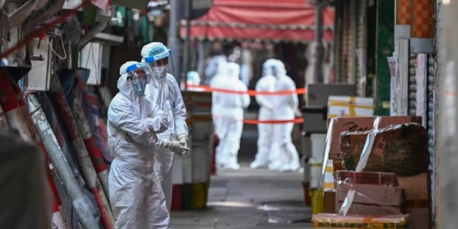 Behördenmitarbeiter in vorübergehend abgesperrtem Viertel in Hongkong