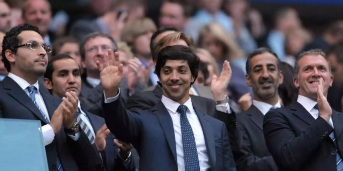 Man-City-Besitzer Scheich Mansour bin Zayed (M.) träumt vom Triumph in der Champions League. Manchester City
