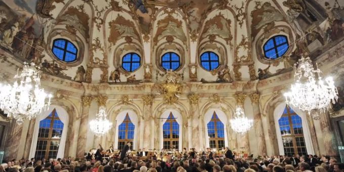 Zum 100. Jubiläum des Mozartfestes in Würzburg wollen Musiker eines Orchesters in fünf Wohnzimmern exklusive Konzerte spielen. Foto: Mozartfest Würzburg Zum 100. Jubiläum des Mozartfestes in Würzburg wollen Musiker eines Orchesters in fünf Wohnzimmern exklusive Konzerte spielen. Foto: Mozartfest Würzburg