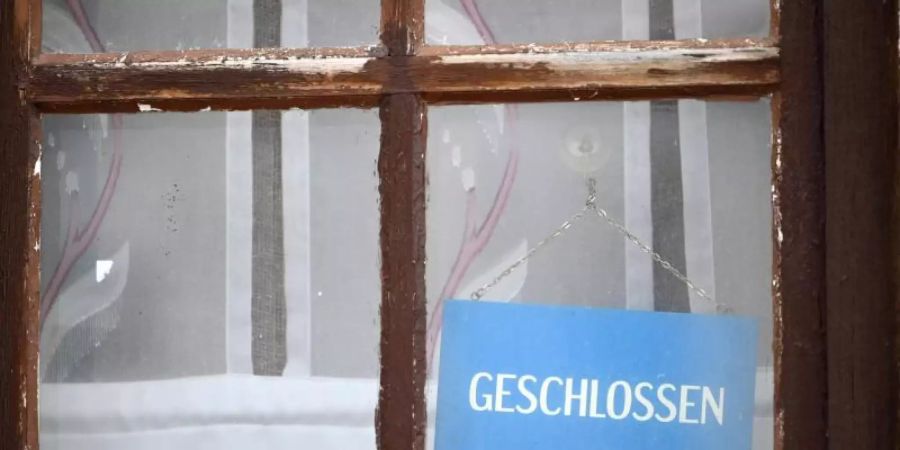 Wegen der Corona-Pandemie sind Gaststätten und zahlreiche Geschäfte geschlossen. Foto: Martin Schutt/dpa-Zentralbild/dpa/Symbolbild