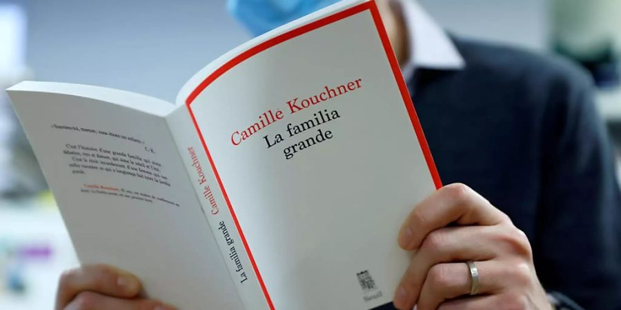 ARCHIV - Ein Mann liest das Buch «La Familia Grande» von Camille Kouchner. Foto: Thomas Samson/AFP/dpa