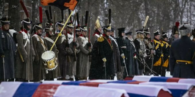 Statisten in historischer Uniform vor den Särgen Statisten in historischer Uniform vor den Särgen