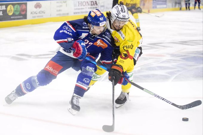 Zürichs Roman Wick (l.) im Duell mit Eric Blum (r.) vom SCB. SCB