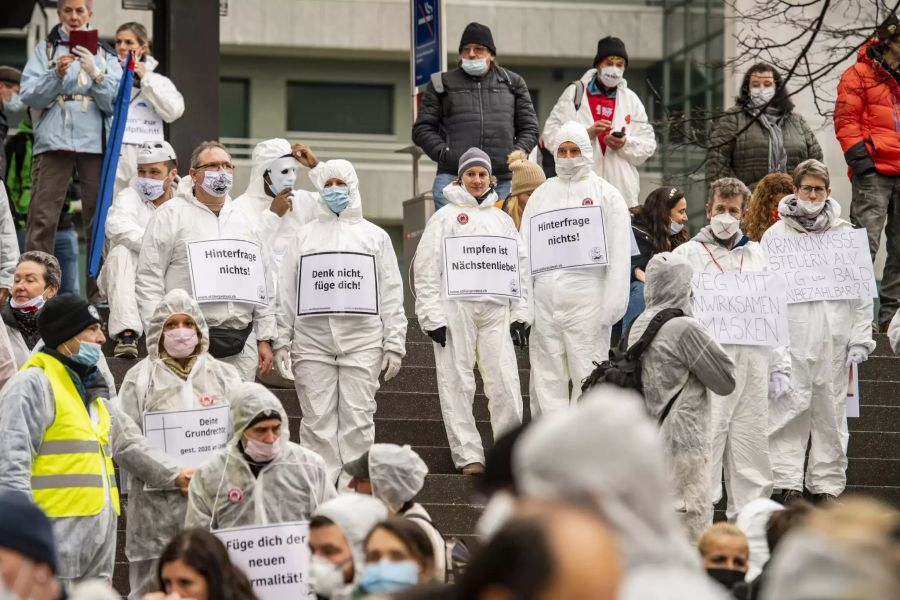 Die Demo richtet sich gegen die Einschränkungen und Massnahmen des Bundes während der Corona-Pandemie.