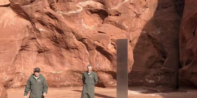Der Metall-Monolith steht inmitten einer roten Felsenlandschaft in einer entlegenen Gegend des US-Bundesstaates Utah. Foto: Utah Department Of Public Safety/PA Media/dpa utah metall Monolith