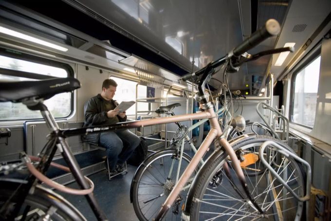 Ein Mann sitz neben abgestellten Velos im IC von Bern nach Biel. (Symboldbild) Schweizerisches Bundesbahnen SBB Velo