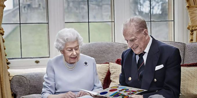 Dieses am 19. November zur Verfügung gestellte Foto zeigt die britische Königin Elisabeth II. und Prinz Philip, Herzog von Edinburgh, die eine selbstgemachte Karte zum 73. Hochzeitstag betrachten, die ihnen zuvor von ihren Urenkeln überreicht wurde. Foto: Chris Jackson/Pool via Getty/AP/dpa - ACHTUNG: Nur zur redaktionellen Verwendung im Zusammenhang mit der aktuellen Berichterstattung und nur mit vollständiger Nennung des vorstehenden Credits Elisabeth II. Prinz Philip