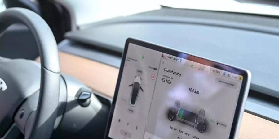 Die meisten Autobauer setzen inzwischen auf Sprach- und Gestensteuerung oder Touchscreens. Viele Autofahrer sind davon nicht begeistert. Foto: Jens Kalaene/dpa-Zentralbild/dpa