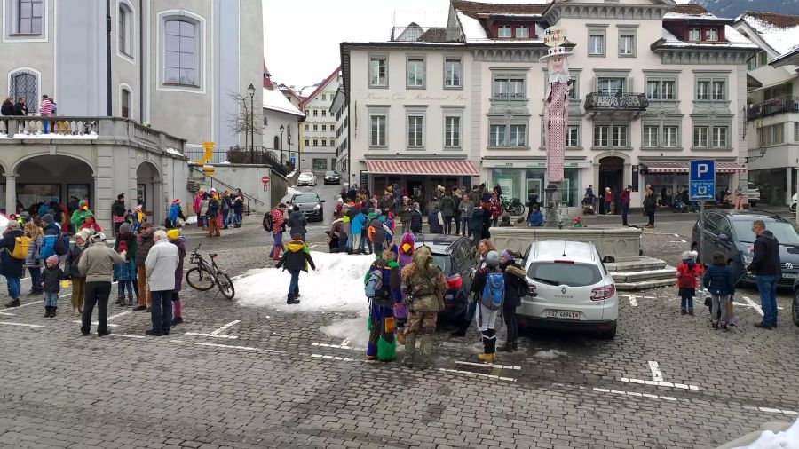 Hunderte Personen versammlelten sich gestern in Schywz.