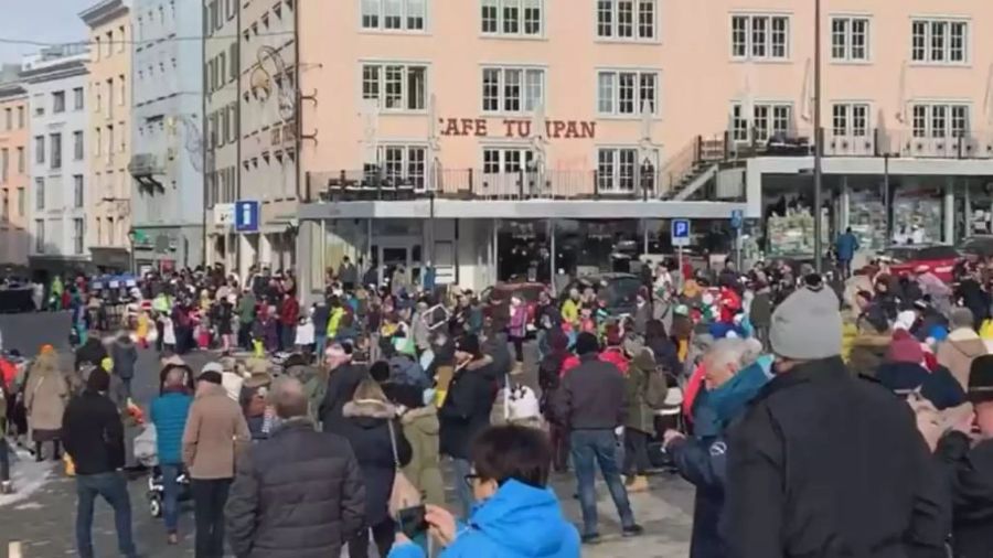 Die Fasnächtler in Einsiedeln SZ pfeifen auf das Verbot.