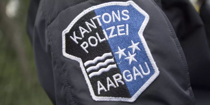 Das Logo der Kantonspolizei Aargau auf der Uniform eines Polizisten. (Symbolbild) Suhr AG