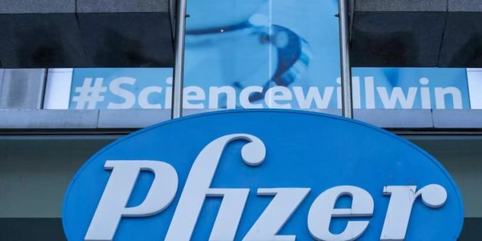 Das Pfizer-Logo am Hauptsitz des Pharmaunternehmens im belgischen Elsene in der Nähe von Brüssel. Foto: Nicolas Maeterlinck/BELGA/dpa pfizer