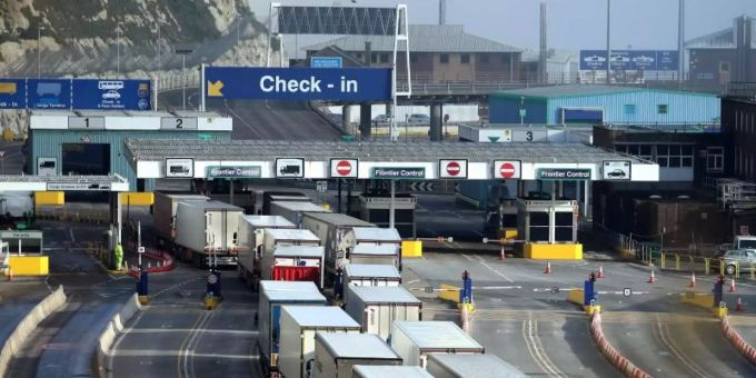 Lange Schlangen von Lastwagen vor dem Check-in am Hafen von Dover. Foto: Gareth Fuller/PA Wire/dpa Lange Schlangen von Lastwagen vor dem Check-in am Hafen von Dover. Foto: Gareth Fuller/PA Wire/dpa